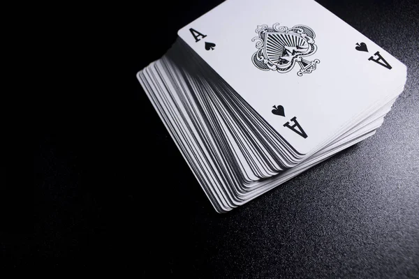 Nahaufnahme Des Stapels Von Pokerkarten Auf Schwarzem Hintergrund — Stockfoto