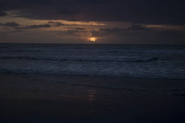 Vue Panoramique Sur Océan Pendant Coucher Soleil Avec Ciel Nuageux — Photo