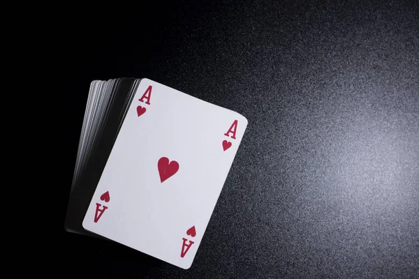 黒い背景にポーカーのカードのスタックの表示を閉じる — ストック写真