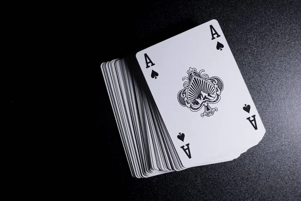 Vista Ravvicinata Pila Carte Poker Sfondo Nero — Foto Stock