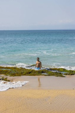 güzel bir plaj görünümü yaz tatil fotoğraf