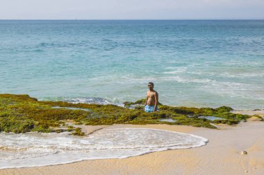 güzel bir plaj görünümü yaz tatil fotoğraf