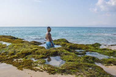 güzel bir plaj görünümü yaz tatil fotoğraf