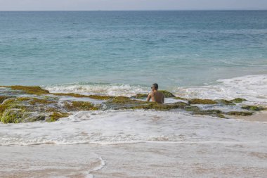 güzel bir plaj görünümü yaz tatil fotoğraf