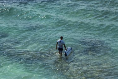 sörfçü güzel plaj görünümü yaz tatil fotoğraf