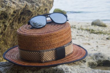 hasır şapka şapka ile güneş gözlüğü sahilde görmek