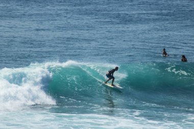 Erkek sörfçü okyanusta gündüz sürme yüksek açılı görünüş