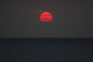 plajda, yaz tatil fotoğraf güzel gün batımı