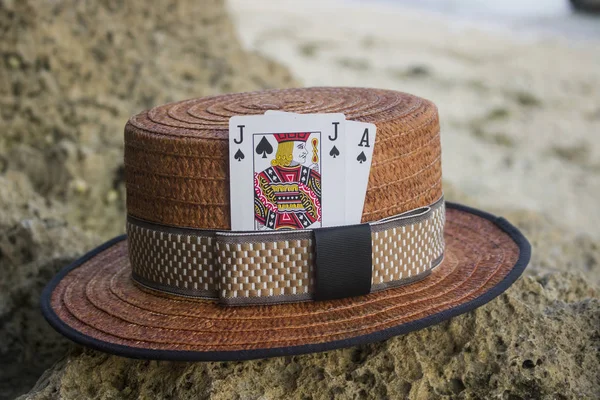 Cappello Barca Marrone Con Carte Jack Nere Sulla Spiaggia — Foto Stock