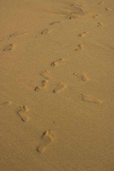 バリ島で風光明媚な砂浜に残る足跡 — ストック写真