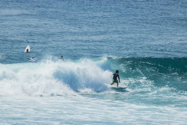 Vue Grand Angle Des Surfeurs Masculins Chevauchant Dans Océan Pendant — Photo