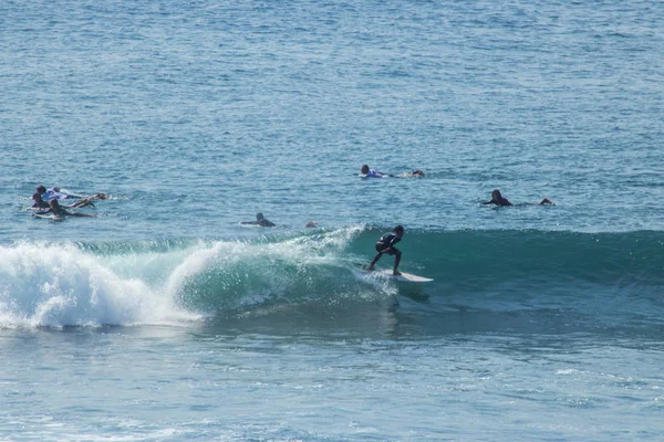 Hoge Hoekmening Van Mannelijke Surfers Oceaan Rijden Overdag — Stockfoto