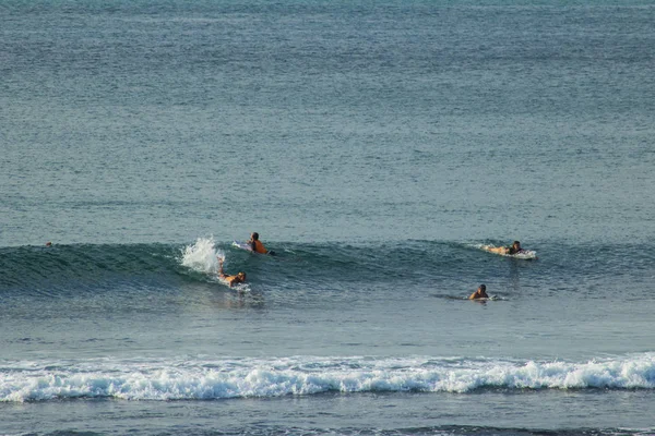 Vista Lejana Surfistas Masculinos Que Cabalgan Océano Durante Día —  Fotos de Stock