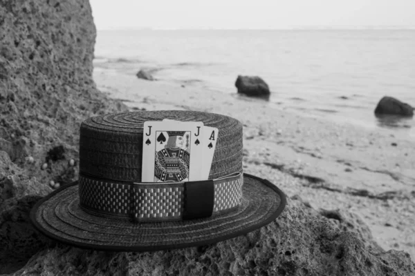 ビーチでのブラック ジャック カード茶色ボートに乗る人の帽子 — ストック写真