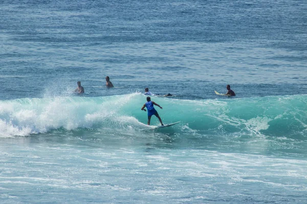 Hoge Hoekmening Van Mannelijke Surfers Oceaan Rijden Overdag — Stockfoto