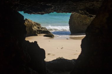 sörf dalga kum plajındaki kayaları gördüm 