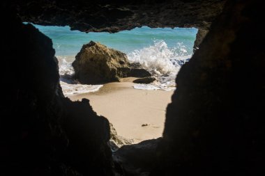 sörf dalga kum plajındaki kayaları gördüm 
