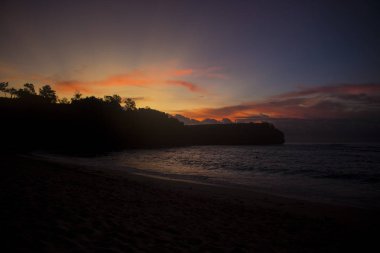 Doğal görünümü ile bulutlu gökyüzü günbatımı Bali Beach