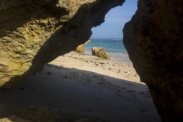 Сонце Освітлювало Каміння Піщаному Пляжі Морем Блакитним Небом — стокове фото