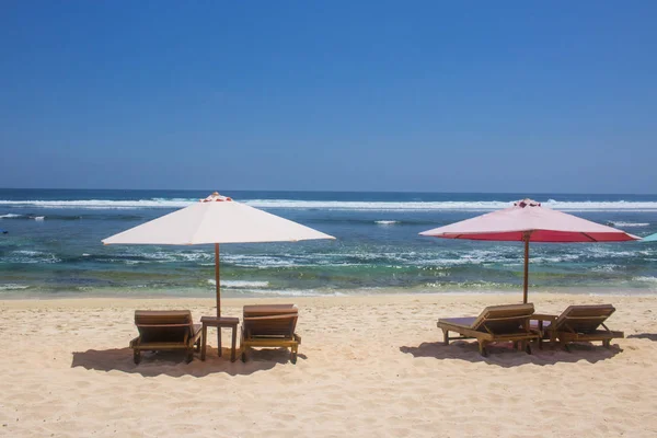 伞椅美丽的夏季海滩景观照片 — 图库照片