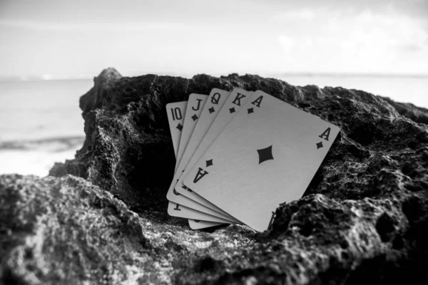 ダイヤモンド ロイヤル フラッシュ ポーカーのカードの黒と白のテーマ — ストック写真
