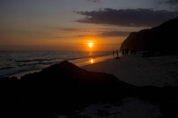Beautiful Beach View People Silhouettes Setting Sun — Stock Photo, Image