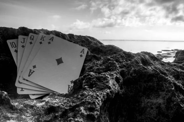 ダイヤモンド ロイヤル フラッシュ ポーカーのカードの黒と白のテーマ — ストック写真