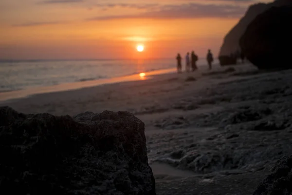 Roca Playa Del Atardecer Con Siluetas Personas Distantes Desenfocadas — Foto de Stock