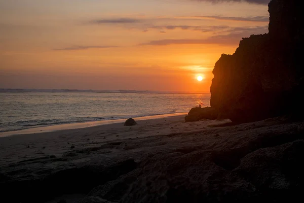 Fantastisk Orange Solnedgang Balinesisk Strand Med Sten - Stock-foto