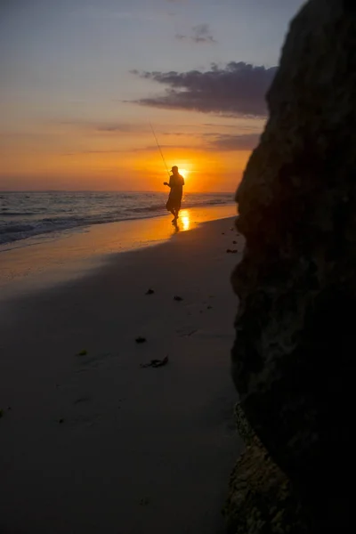 Balinesischer Strand Mit Untergehender Sonne Und Personensilhouette — Stockfoto