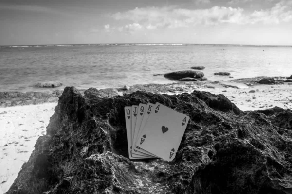 心ロイヤル フラッシュ ポーカーのカードの黒と白のテーマ — ストック写真