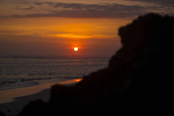 Increíble Puesta Sol Naranja Playa Balinesa Con Rocas — Foto de Stock