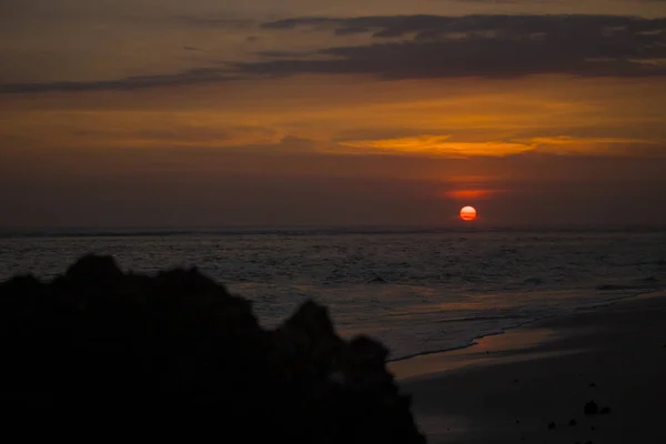 Incrível Pôr Sol Laranja Praia Balinesa Com Rochas — Fotografia de Stock