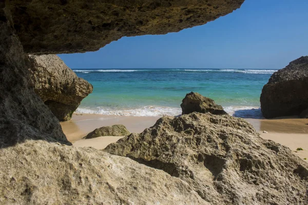 Rocas Iluminadas Por Sol Playa Arena Con Mar Cielo Azul — Foto de Stock