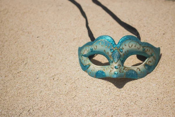 Maschera festa in maschera sulla vista sulla spiaggia — Foto Stock