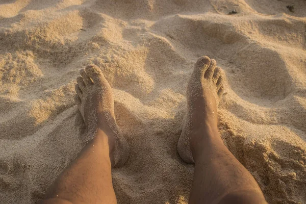 Belos pés de verão na vista da praia — Fotografia de Stock