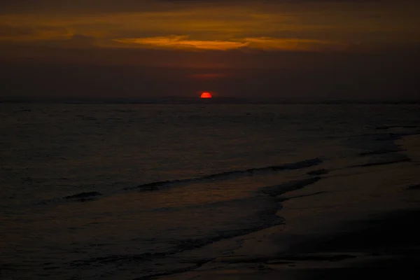 Incroyable coucher de soleil vue sur la plage thème — Photo