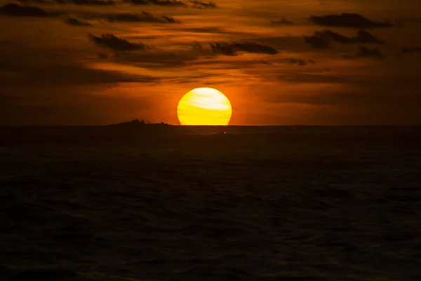 Incroyable coucher de soleil vue sur la plage thème — Photo