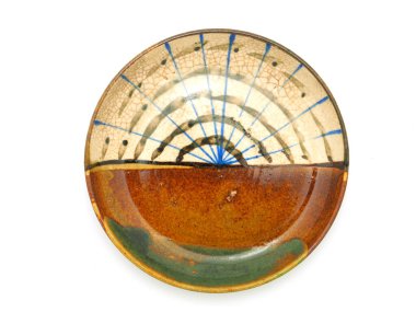 Beyaz arka planda izole edilmiş boş yuvarlak kahverengi seramik tabak. Hizmet için kullanılan Japon stili, görünüm kaybından