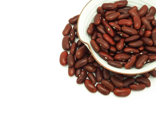 白色碗中的红色肾豆在白色背景上被分离出来 高蛋白质 有复制空间 — 图库照片