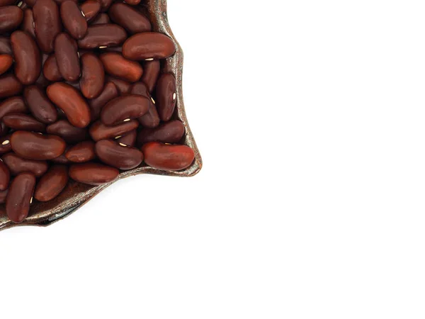 白い背景に隔離されたセラミックプレートの赤い腎臓豆 コピースペース付きのトップビュー — ストック写真
