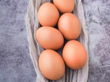 Gri kumaş arka planda çiftlikten organik yumurtalar. Yüksek protein ve vitamin gıdaları. Sağlıklı yiyecekler..