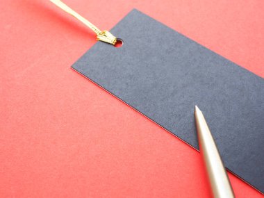 Delik deşik edilmiş mavi kağıt etiket, altın kurdele ve kırmızı kağıt kaplama kalem. Metnin için, tasarım fikirleri