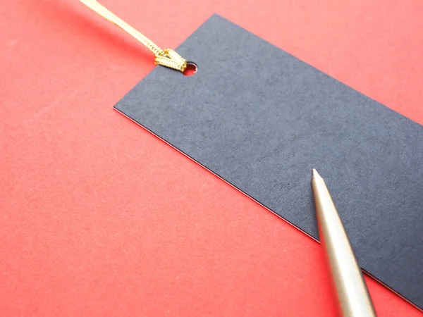 Geperforeerd Blauw Papier Label Gouden Lint Pen Rood Papier Achtergrond — Stockfoto