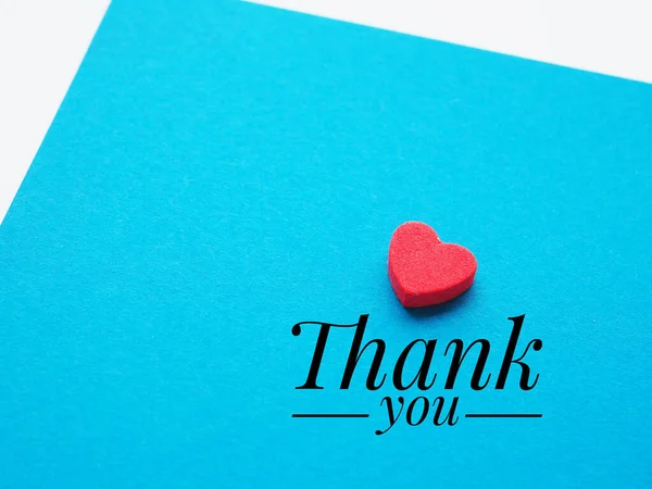Las Palabras Gracias Corazón Rojo Fondo Papel Azul —  Fotos de Stock