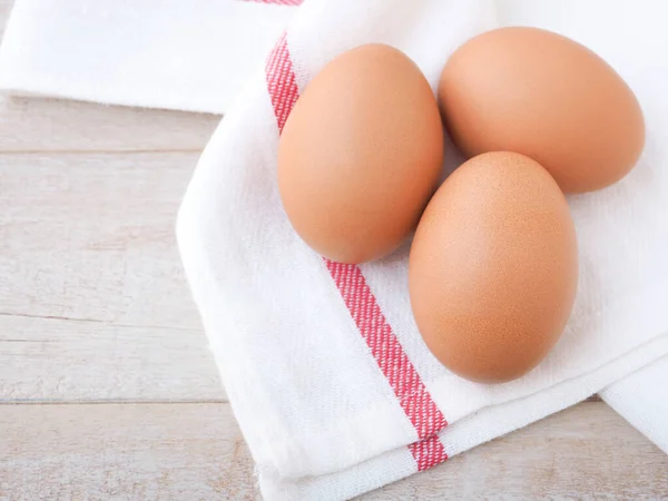 Свежие Органические Яйца Белой Мочалке Красными Прямыми Полосками Высокий Уровень — стоковое фото