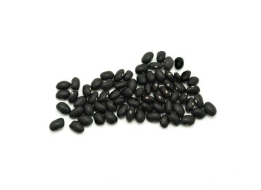 Beyaz arka planda izole edilmiş bir yığın ham siyah gram (vigna mungo). Üst manzara, yüksek vitaminler ve demir.