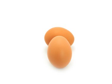 Beyaz arka planda izole edilmiş iki yumurta. Yüksek protein ve vitaminler, sağlıklı beslenmek için.