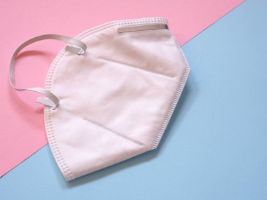 Pembe ve mavi kağıtta koruyucu yüz maskesi. Fotokopi alanına sahip sağlık ve tıbbi konsept