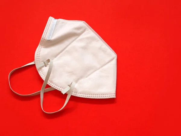 Skyddande Ansiktsmask Röd Bakgrund Ovanifrån Med Kopieringsutrymme Begreppet Hälso Och — Stockfoto